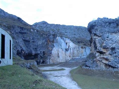 01   Picture of Cuevas de Pozalagua, Valle de Carranza ...