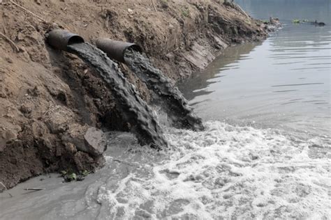 10 Ejemplos de Contaminación del Agua