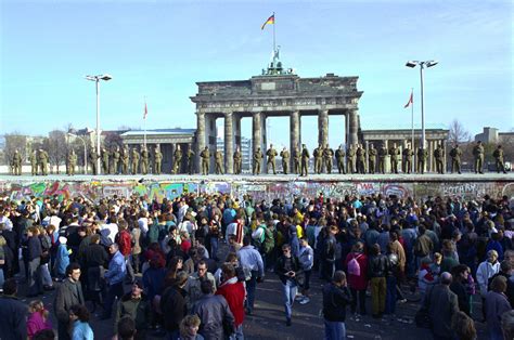 10 imágenes icónicas de la caída del Muro de Berlín
