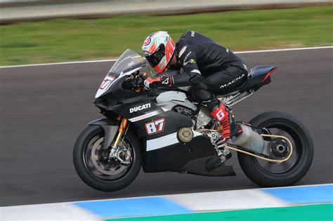 1000cc 2019 Ducati Panigale V4 R caught testing in Spain ...