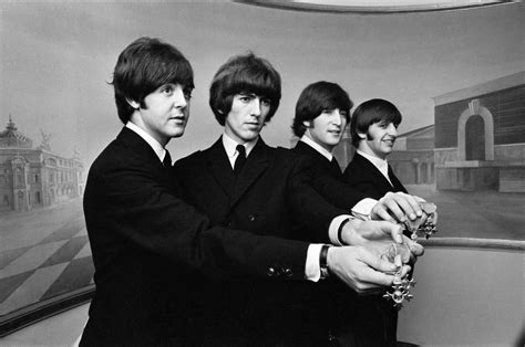 12 de junio: The Beatles recibieron medallas como Miembros ...