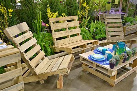 13 Cool DIY Outdoor Furniture Made of Pallet
