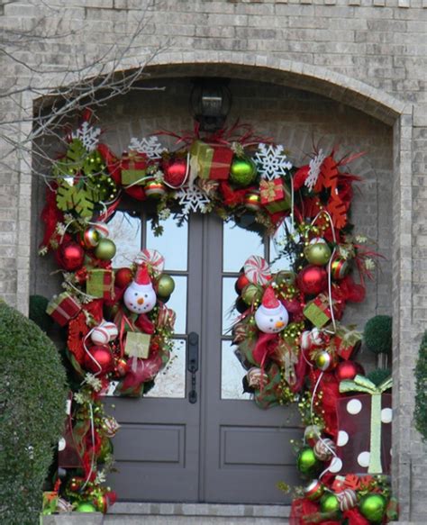 15 Christmas Doors with Flower Ornaments | HomeMydesign