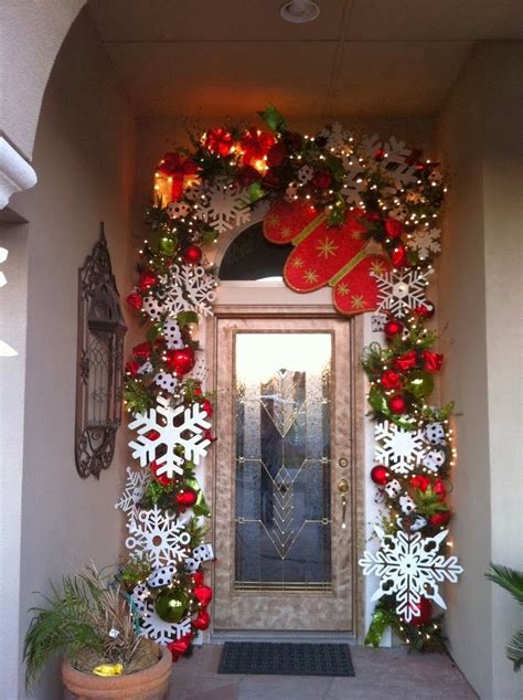 16 Ideas de decoraciones navideñas para puertas