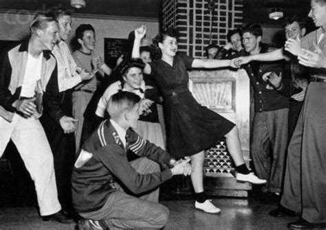 1940s teens dancing to the Jukebox | The 30s 40s 50s 60s ...