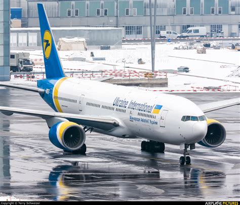 2 AERB   Ukraine International Airlines Boeing 777 200ER ...