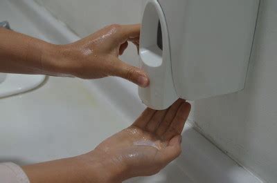 2. Deposite en la palma de la mano una cantidad de jabón ...