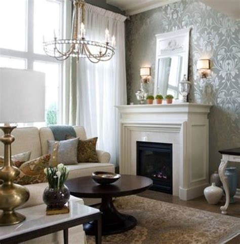 30 Elegant and Chic Living Rooms with Damask Wallpaper ...