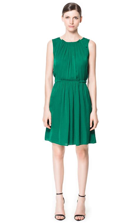 5 maneras de combinar un vestido verde | Vestidos Glam