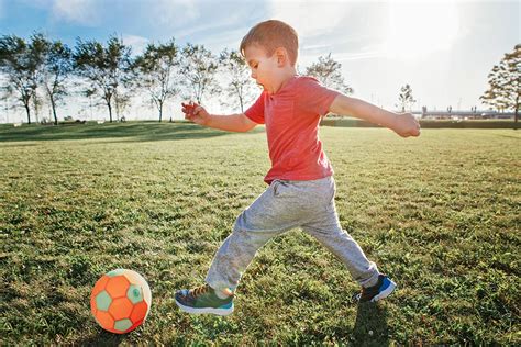 5 Razones por las que los niños deben practicar deportes ...