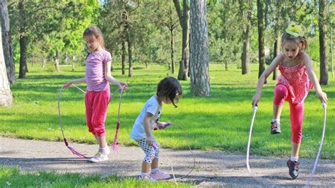 7 divertidos ejercicios para que los niños hagan deporte en casa | MUI ...