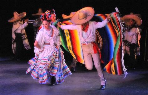 7 Espectaculares Trajes y Bailes Típicos de México