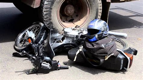 Accidente entre una moto y un camión en Corrientes   YouTube