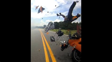 Acidente de Moto   Piloto voa sobre o carro   YouTube