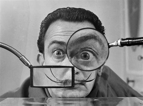 Adéntrate en el surrealismo del triángulo de Dalí ...