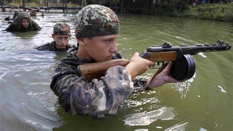 Adolescent es recebem treinament o de guerra na Ucrânia