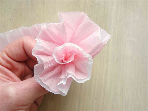 Adorno de rosas en papel crepé   Video Decoración