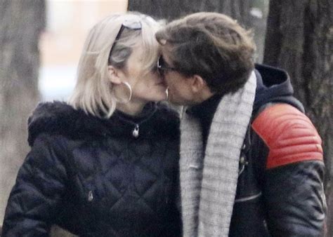Adrián Lastra y su novia Sara López, besos de película por las calles ...