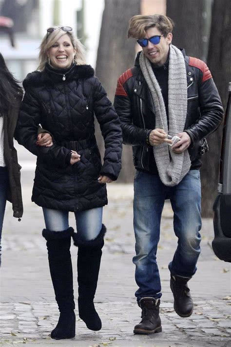 Adrián Lastra y su novia Sara López, besos de película por las calles ...