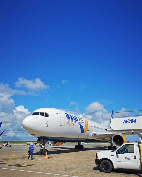 Aerolínea bandera de Ucrania Azur Air regresó este viernes ...
