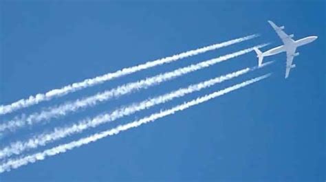 Aircraft Vapor Contrails | What Causes an Airliner at High ...