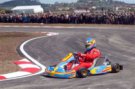 Alonso rodó ante 4.000 personas en el ´mejor´ circuito de karting del ...