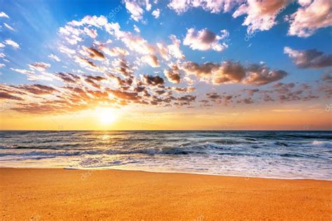 Amanecer playa | Amanecer Playa de océano brillante — Foto ...