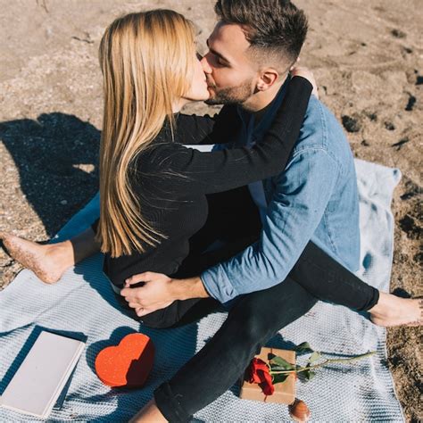Amante joven pareja besándose apasionadamente en la playa | Foto Gratis