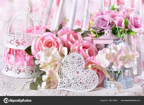 Amor romántico decoración con flores y corazón — Foto de stock ...