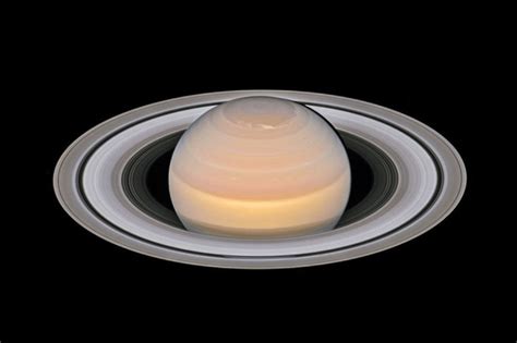 Anéis de Saturno teriam menos de 100 milhões de anos | Super