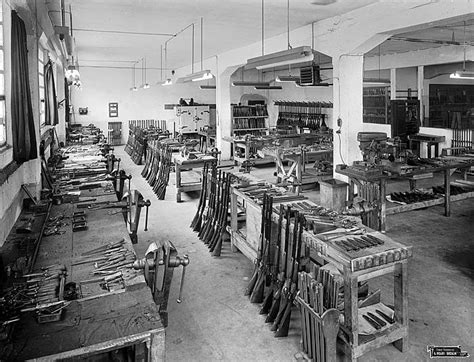 Antigua fábrica de V. Bernardelli   Montaje de escopetas | Armerías ...