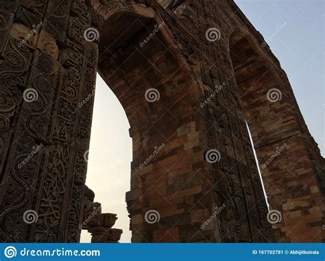 Antiguos Pilares Rocosos Y La Puerta De Delhi India Y Otra Vieja ...