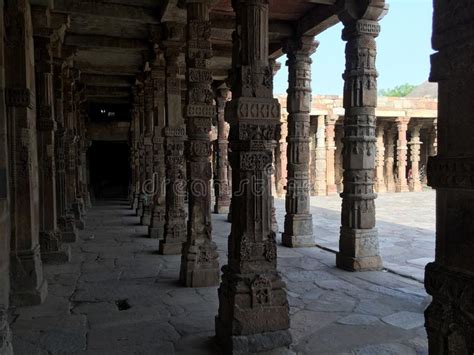 Antiguos Pilares Rocosos Y Portón De Delhi India Y Otras Viejas ...