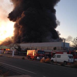 Aparatoso incendio en una fábrica de colchones en Yecla ...