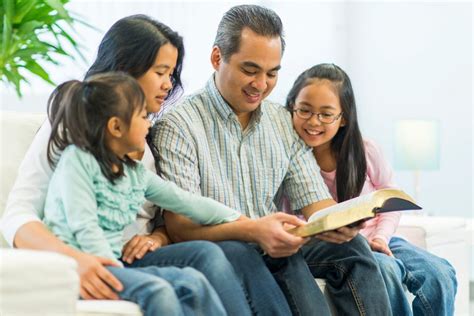 Apenas 25% das famílias cristãs oram e leem a Bíblia