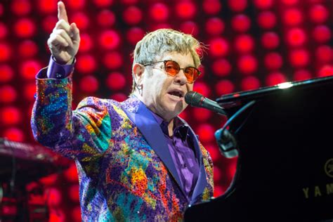 Aposte em Elton John e escolha os óculos certos   Site RG – Moda ...