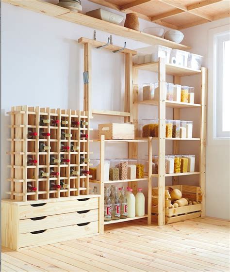 Aprovecha las estanterías y cajas de madera para crear un ...