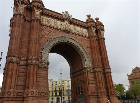 Arco del Triunfo de Barcelona. Fue diseñado por el ...