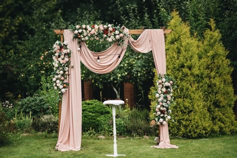 Arco para la ceremonia de la boda. arco, decorado con hermosas flores ...