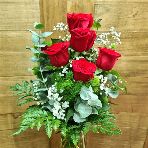 Arreglo con rosas rojas en florero | Florería Liliana