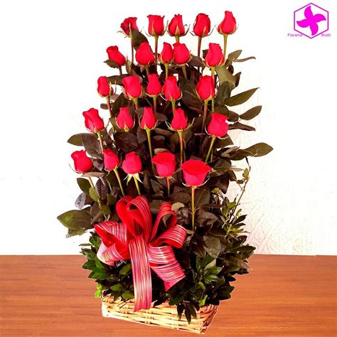 Arreglo de 25 rosas rojas, ideal para regalo de aniversario!  Envíanos ...
