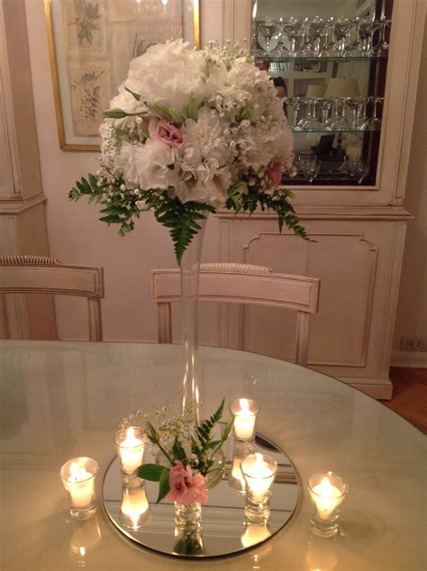 Arreglo floral alto con fanales | Wedding floral ...