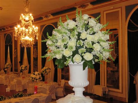 Arreglos florales y centros de mesa para una boda de lujo
