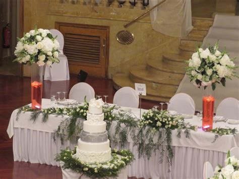 Arreglos florales y centros de mesa para una boda de lujo
