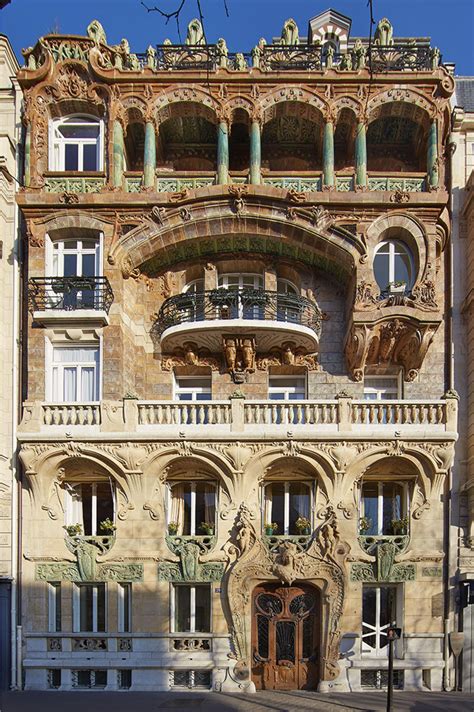 Art Nouveau building in Paris : architecture