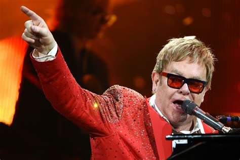 As 10 melhores músicas de Elton John, o  Rocketman    Ombrelo