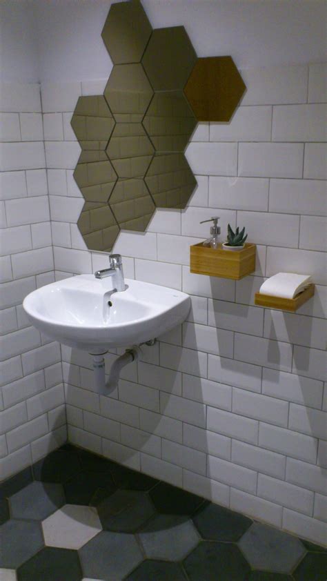 Aseo minimalista, espejo y complementos de baño de Ikea ...