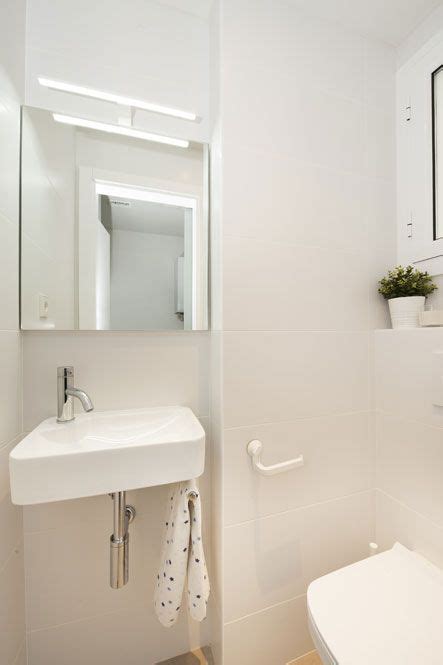Aseo pequeño de color blanco | Decoracion de baños pequeños, Diseño de ...