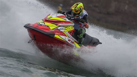 Así es una carrera de motos de agua