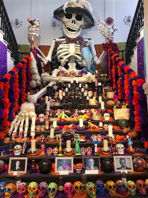 Así preparan los mexicanos el altar para el Día de Muertos